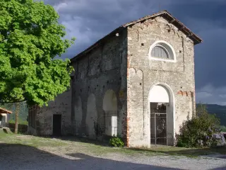 Facciata e lato sinistro - Chiesa di San Pietro a CarrùFrazione San Pietro