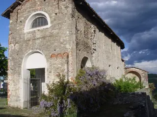 Facciata e lato destro - Chiesa di San Pietro a CarrùFrazione San Pietro