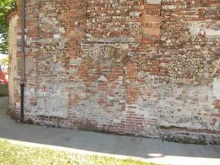 Porta cimteriale fianco nord - Chiesa di San Pietro a Cavallermaggiore