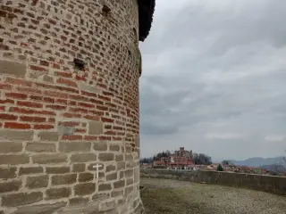 Abside e panorama - Chiesa di Santa Maria al Cimitero a Cinzano