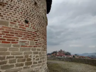 Abside e panorama - Chiesa di Santa Maria al Cimitero a Cinzano