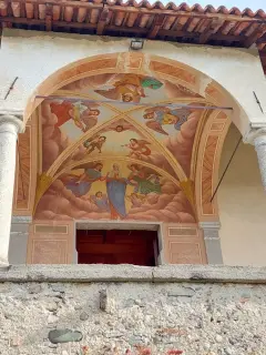 Portico e affreschi - Parrocchiale di Santa Maria Assunta a Dormelletto