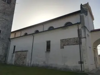 Fianco con resti di muratura originale - Parrocchiale di Santa Maria Assunta a Cureggio