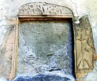 Dettaglio bassorilievo - Cappella di San Rocco e San Sebastiano a Exilles