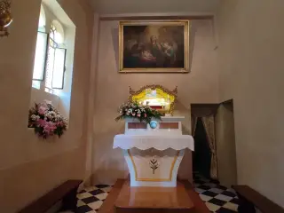 Navata laterale altare dei Maria bambina - Santuario della Madonna di Luciago a Armeno