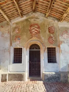Facciata con stemmi - Cappella della Santissima Trinità a Genola