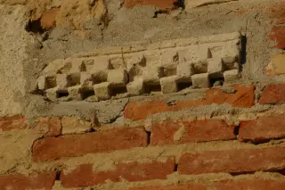Fregio a damier - Chiesa Cimiteriale dei Santi Vittore e Corona a Montiglio MonferratoFrazione Colcavagno
