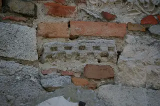 Fregio a damier - Chiesa Cimiteriale dei Santi Vittore e Corona a Montiglio MonferratoFrazione Colcavagno