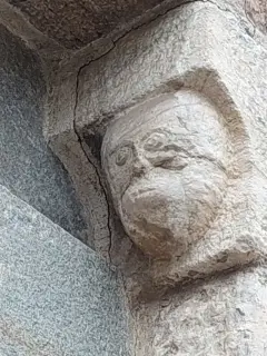 Portale dettaglio volto scolpito - Parrocchiale di San Massimo a Isasca