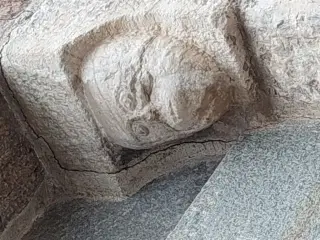 Portale dettaglio volto scolpito - Parrocchiale di San Massimo a Isasca