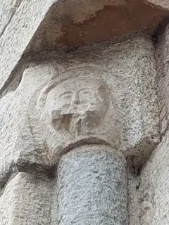 Portale dettaglio volto scolpito - Parrocchiale di San Massimo a Isasca