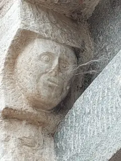 Portale dettaglio volto scolpito - Parrocchiale di San Massimo a Isasca