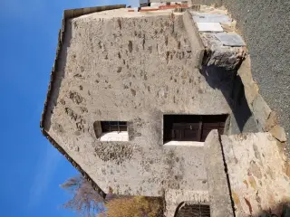 Facciata - Cappella del Cimitero o San Pietro a Issiglio