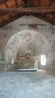 Abside affreschi - Cappella del Cimitero o San Pietro a Issiglio