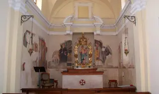 Interno - Oratorio della Madonna delle Grazie o la Chiesetta a Benna