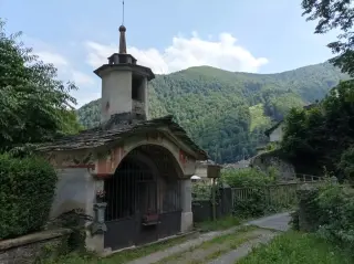 Vista - Cappella della Madonna di Loreto o il Gesietto a BoccioletoFrazione Oro