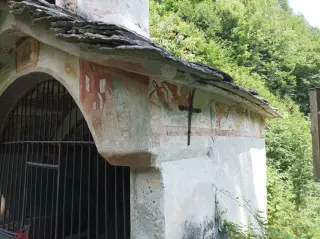 Fianco - Cappella della Madonna di Loreto o il Gesietto a BoccioletoFrazione Oro