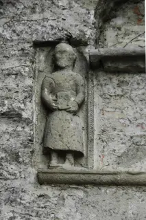 Scultura in facciata - Chiesa o Pieve della Madonna della Pieve o di Santa Maria a Cortemilia