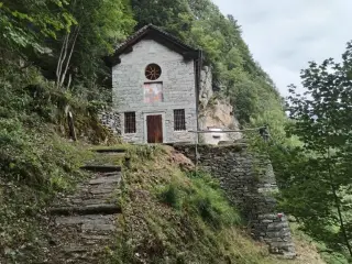Vista - Chiesa della Madonna del Sasso a BoccioletoFrazione Alpe Selletto