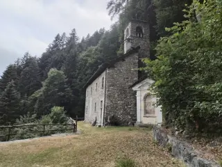 Abside e ca,panile - Chiesa della Madonna del Sasso a BoccioletoFrazione Alpe Selletto