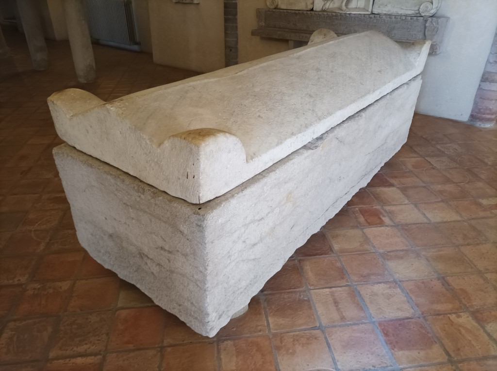 Acqui Terme - DUOMO DI  SANTA MARIA ASSUNTA-Sarcofago del Vescovo Guido