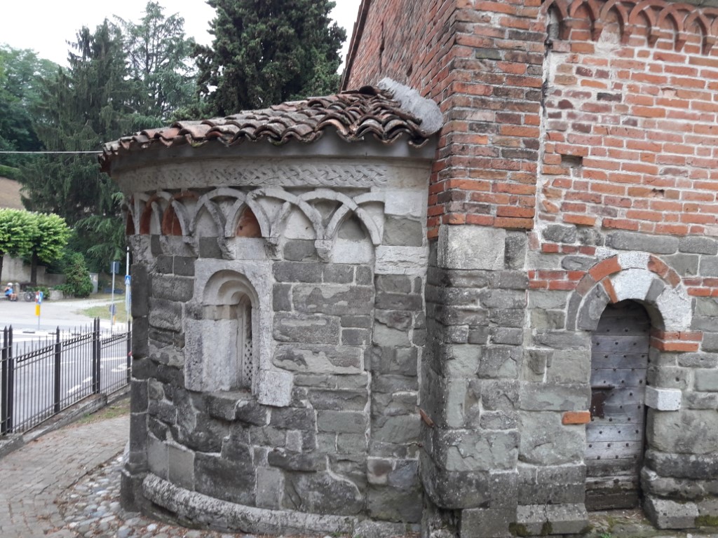 Albugnano - CHIESA CIMITERIALE DI SAN PIETRO-Abside e porta tamponata