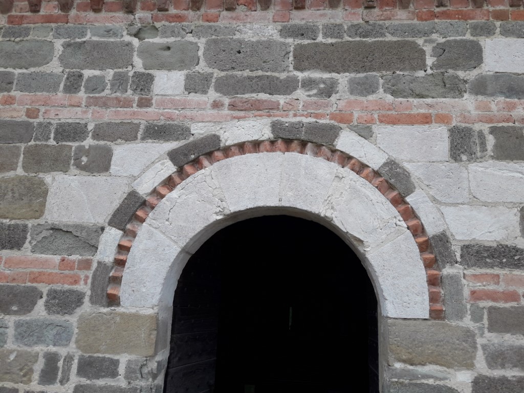 Albugnano - CHIESA CIMITERIALE DI  SAN PIETRO-Lunetta portale e ghiera a dente di sega