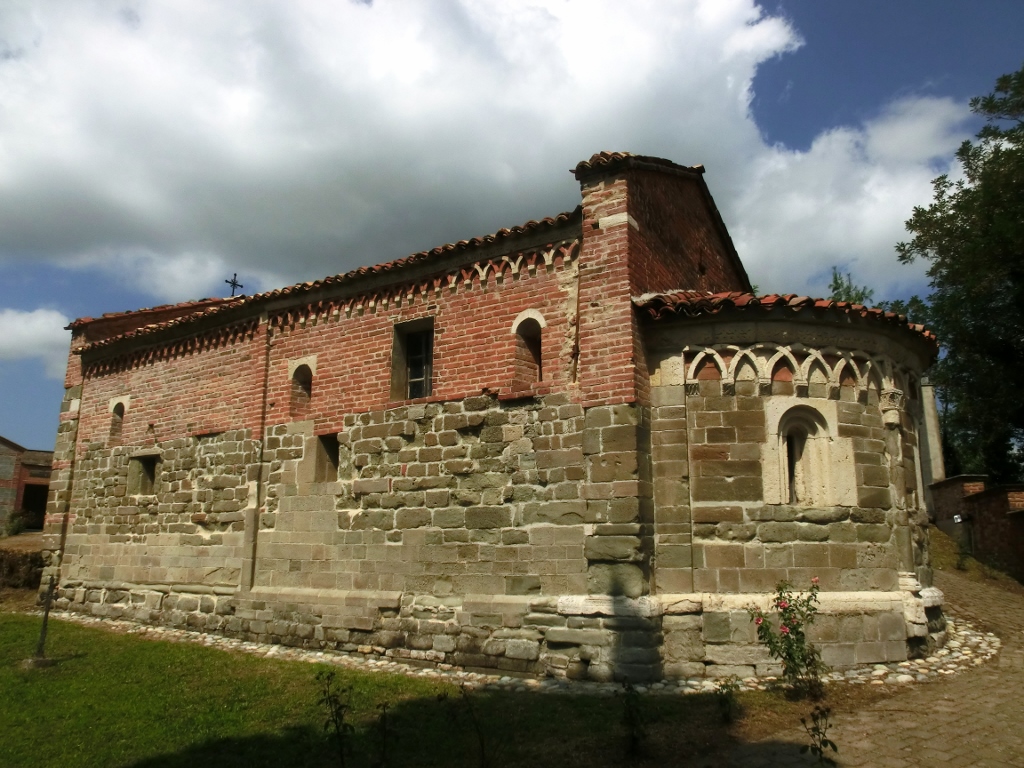 Albugnano - CHIESA CIMITERIALE DI SAN PIETRO-Fianco e abside