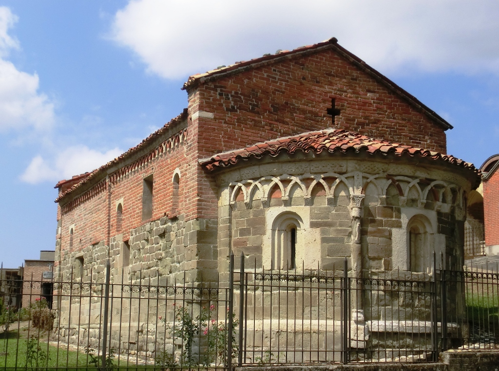 Albugnano - CHIESA CIMITERIALE DI SAN PIETRO-Fianco e abside