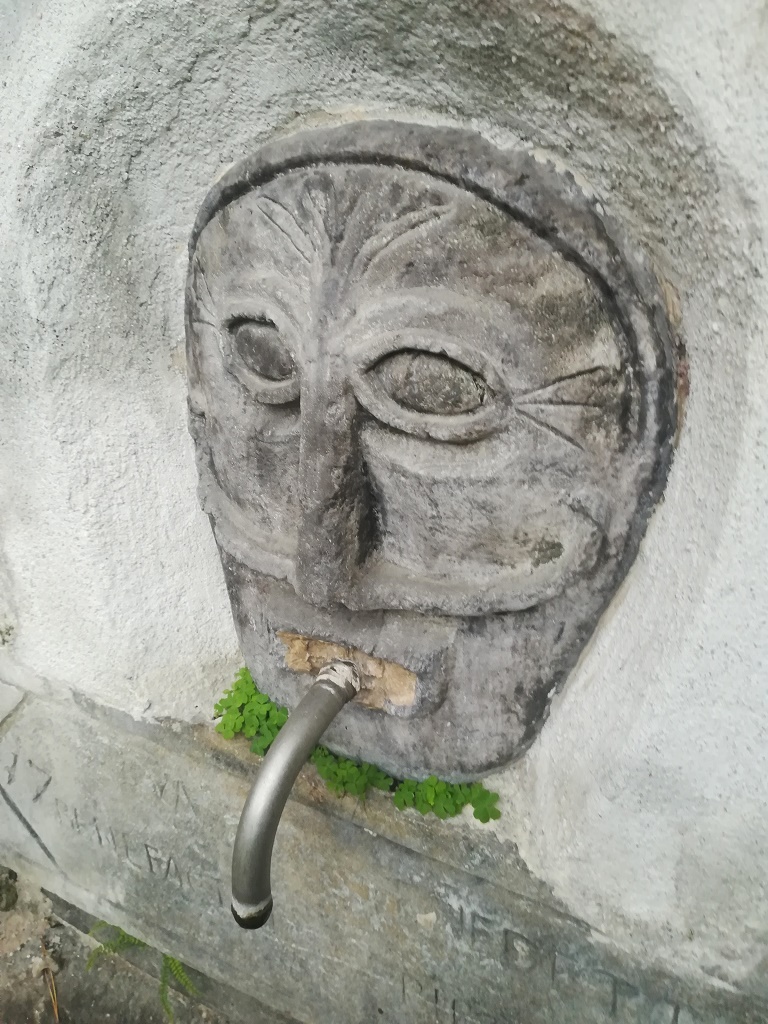 Vogogna - ORATORIO DI   SAN PIETRO-Mascherone celtico dettaglio
