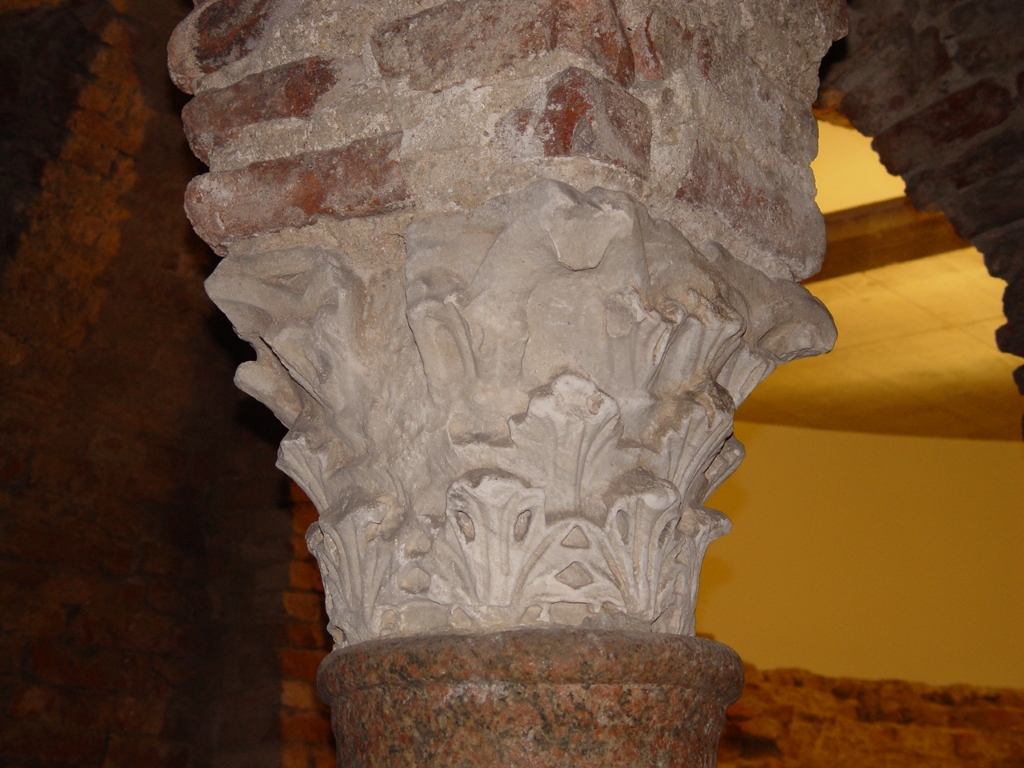 Asti - CHIESA DI   SAN GIOVANNI-Capitello cripta