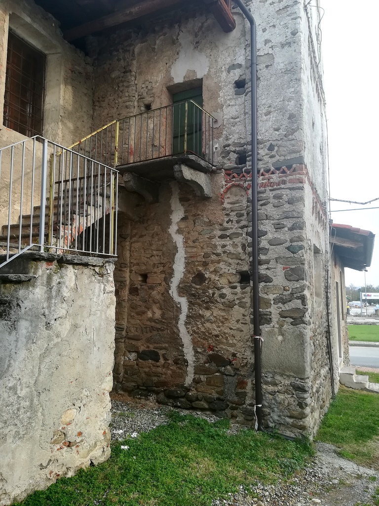 Valperga - CAPPELLA DI   SAN MARTINO-Archetti pensili e fregi del campanile