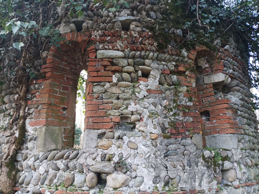 Gattinara - RUDERI DELLA CHIESA DI   SAN SEBASTIANO-Resti esterno abside
