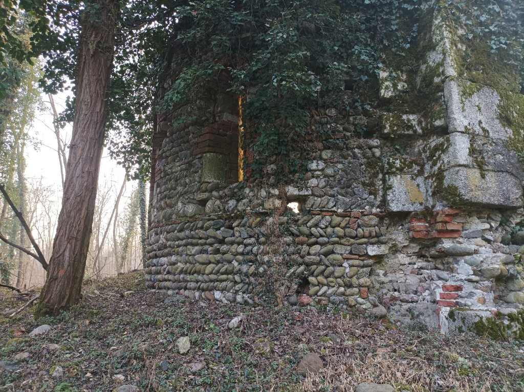Gattinara - RUDERI DELLA CHIESA DI   SAN SEBASTIANO-Resti esterno abside