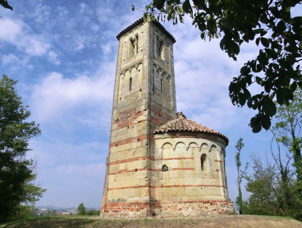 Montemagno - RESTI DELLA CHIESA DI  SANTI VITTORE E CORONA-Abside e campanile