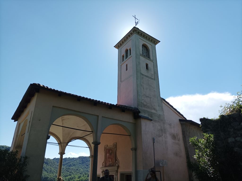 Prato Sesia - CHIESA DELLA NATIVITÀ-Fianco portico e campanile