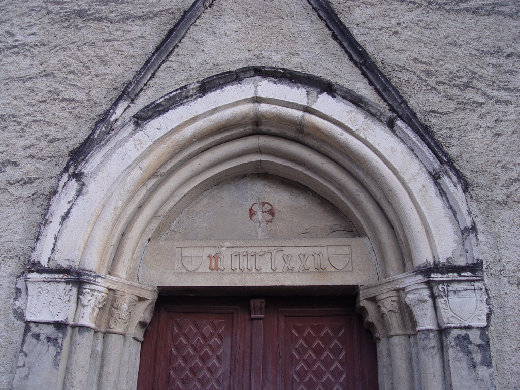 Sampeyre - CHIESA DI  SAN NICOLAO-Arco a sesto acuto con scritta gotica