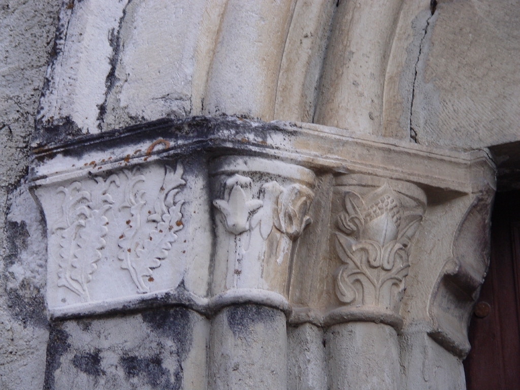 Sampeyre - CHIESA DI   SAN NICOLAO-Dettaglio decorazione portale lato sinistro