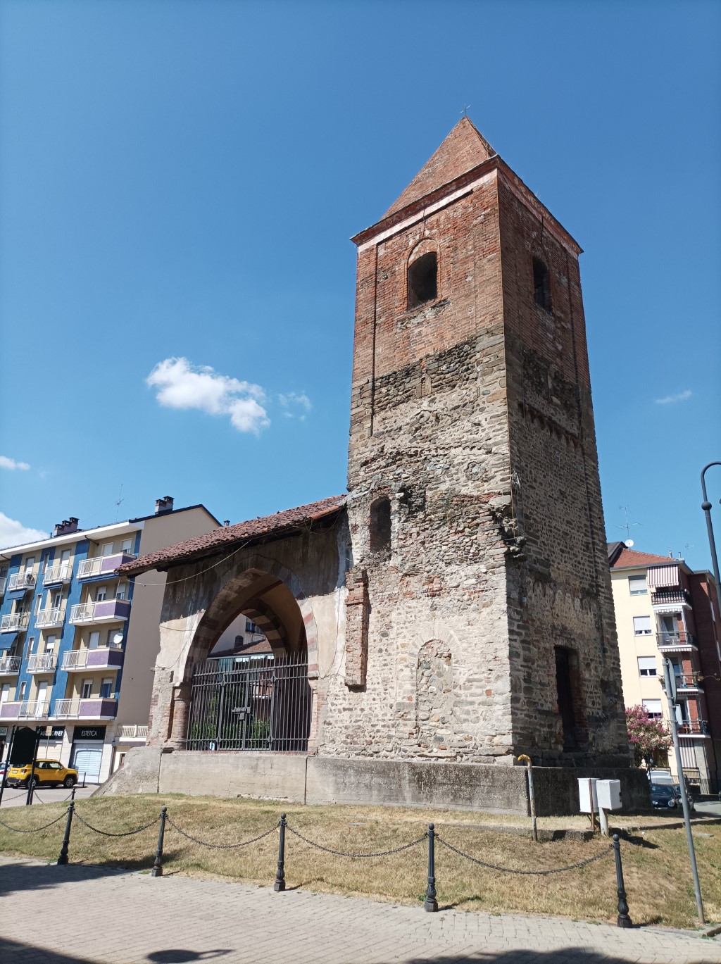 Alpignano - CAPPELLA DEI CADUTI-Fianco e campanile