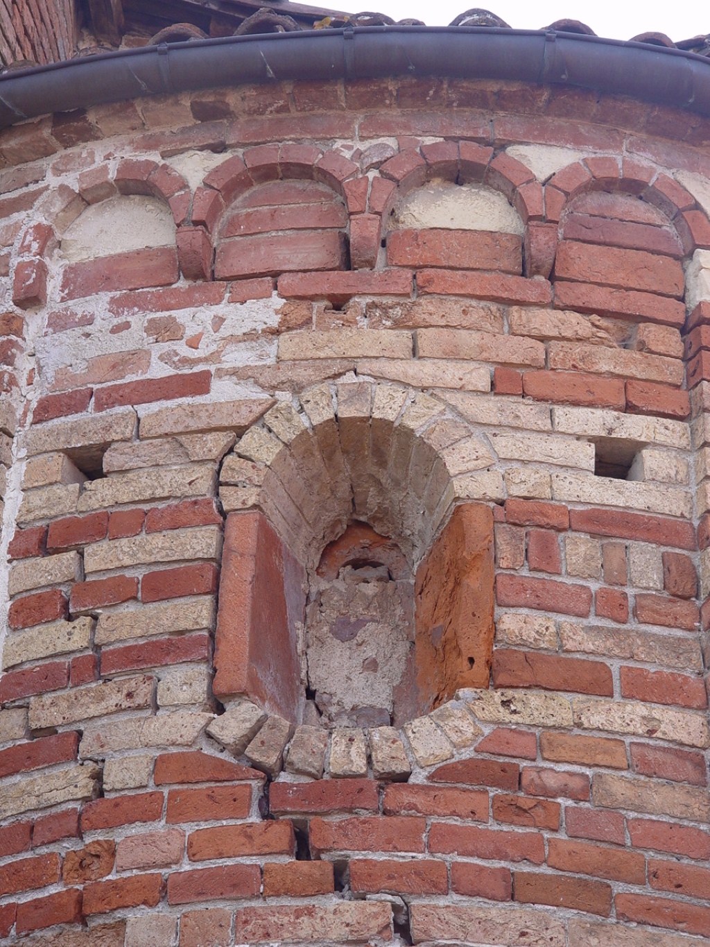 Priocca - PIEVE DI SAN VITTORE-Particolare abside laterale