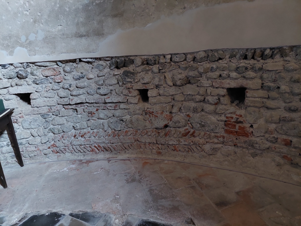 San Mauro Torinese - PARROCCHIALE DI  SANTA MARIA DI PULCHERADA-Muratura a lisca di pesce della scomparsa cripta