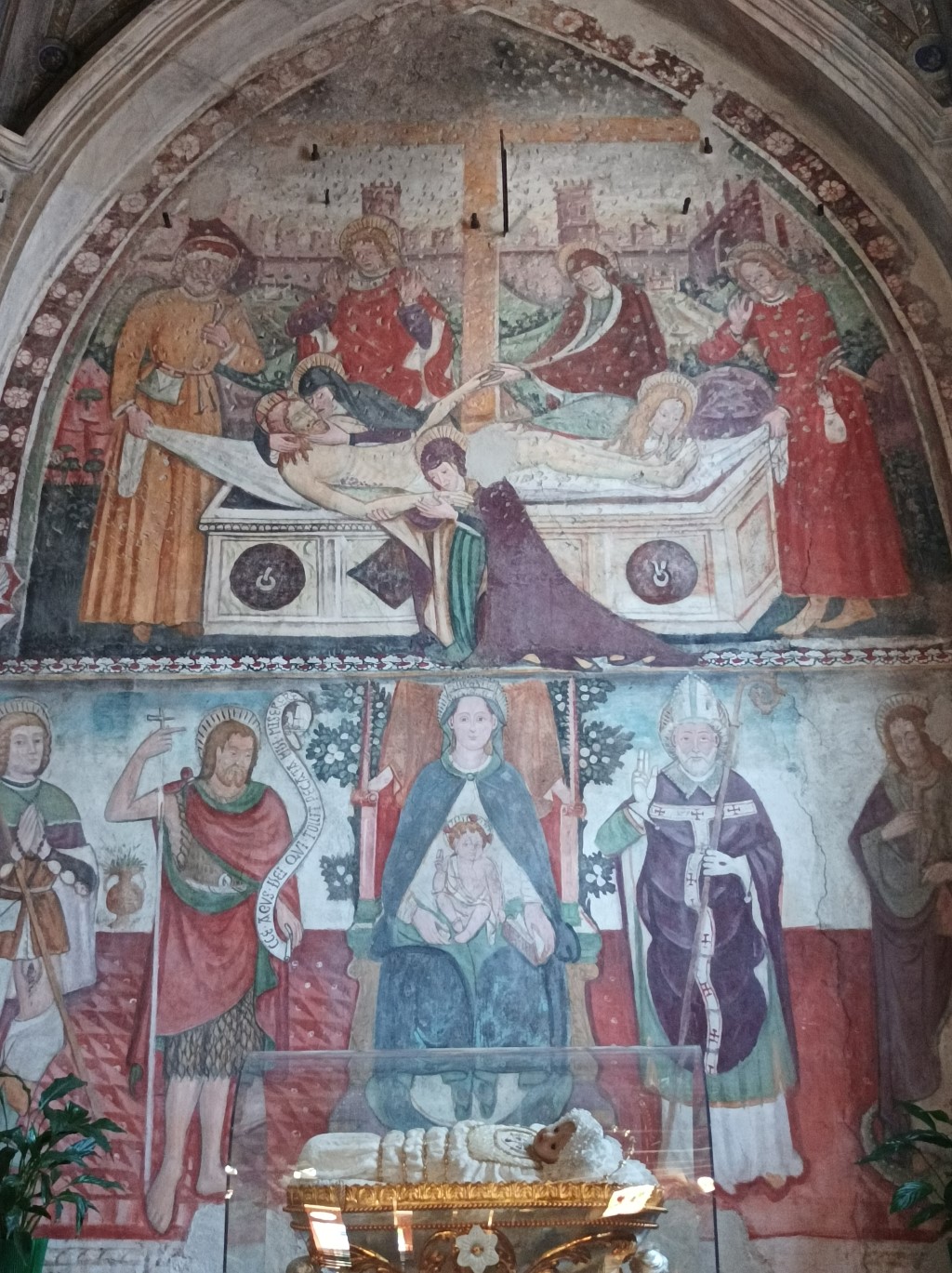 Arona - COLLEGIATA DI  SANTA MARIA NASCENTE-Madonna col Bambino e Cristo nel sepolcro