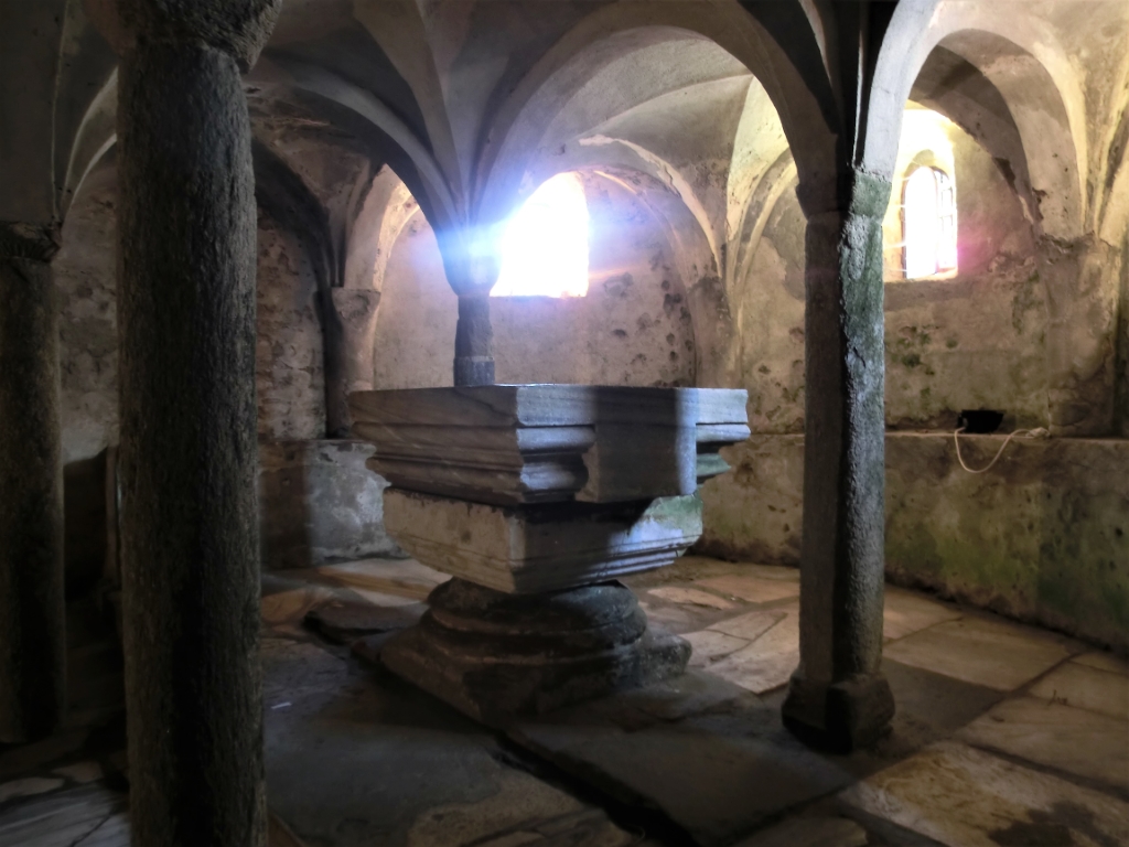 Cavour - ABBAZIA DI  SANTA MARIA-Altare della Cripta