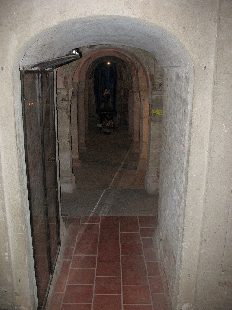 Candia Canavese - SANTUARIO O PRIORATO DI  SANTO STEFANO AL MONTE-Ingresso alla cripta