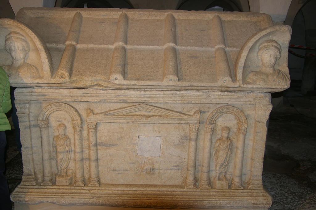 Ivrea - CATTEDRALE O DUOMO DI  SANTA MARIA-Sarcofago nella cripta