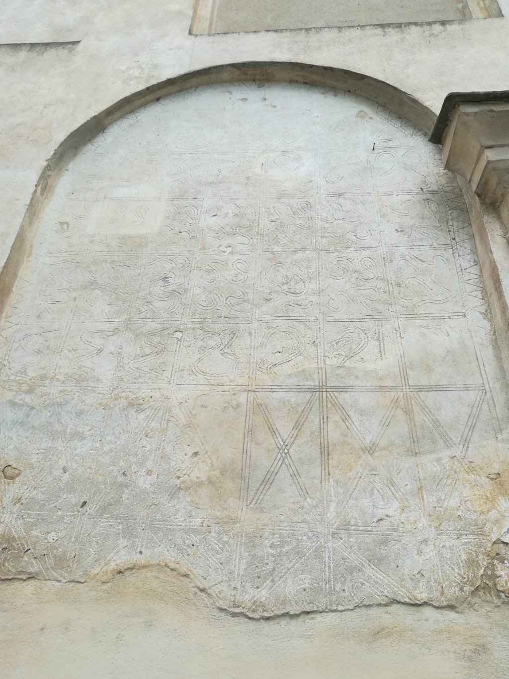 Cerano - CHIESA DI SAN PIETRO-Tracce affreschi in facciata
