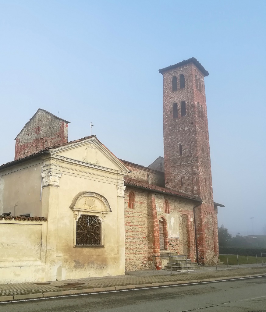 Casalvolone - PIEVE DI  SAN PIETRO-Fianco e campanile
