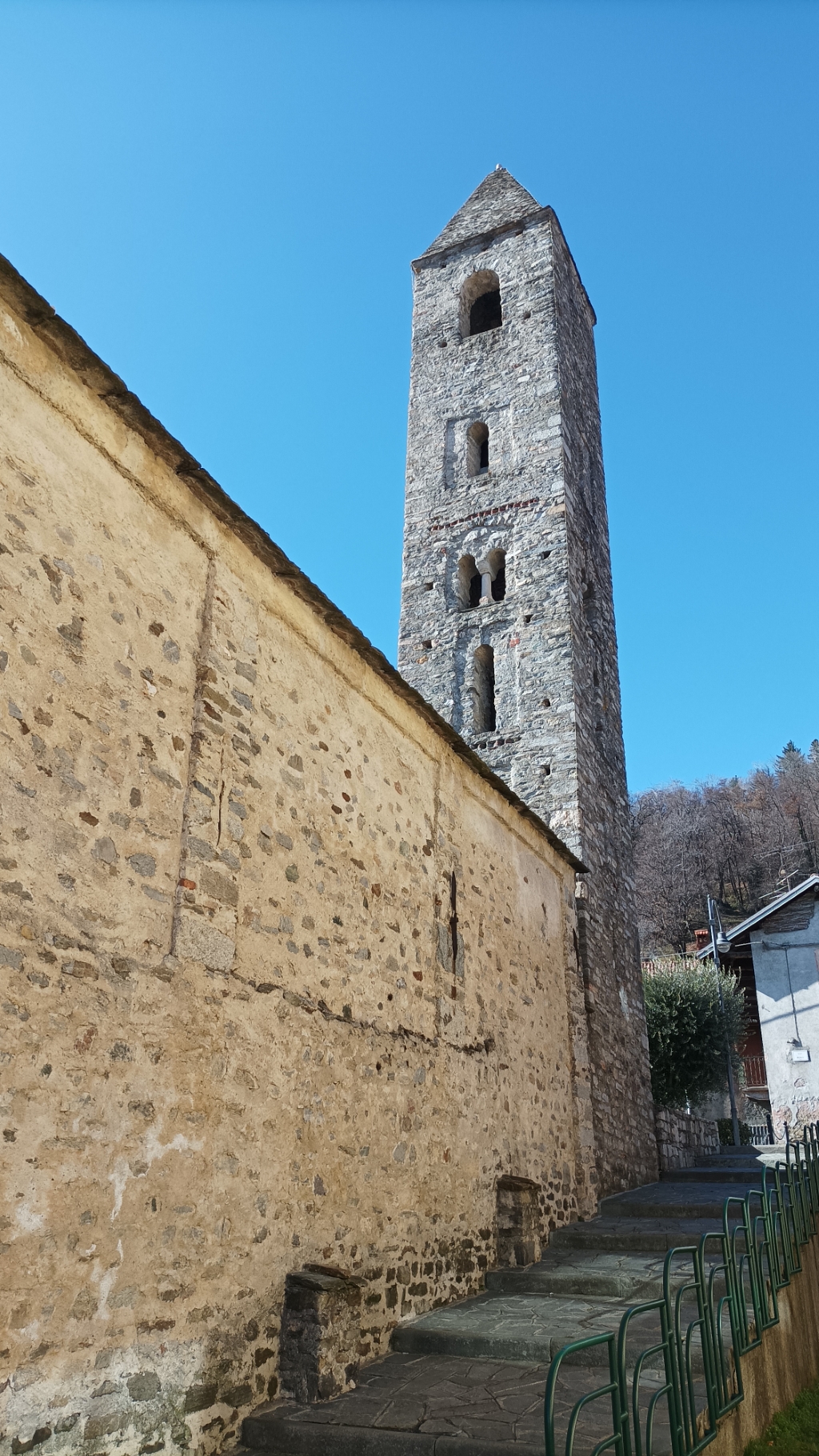 Massino Visconti - CHIESA DI  SAN MICHELE-Fianco e campanile