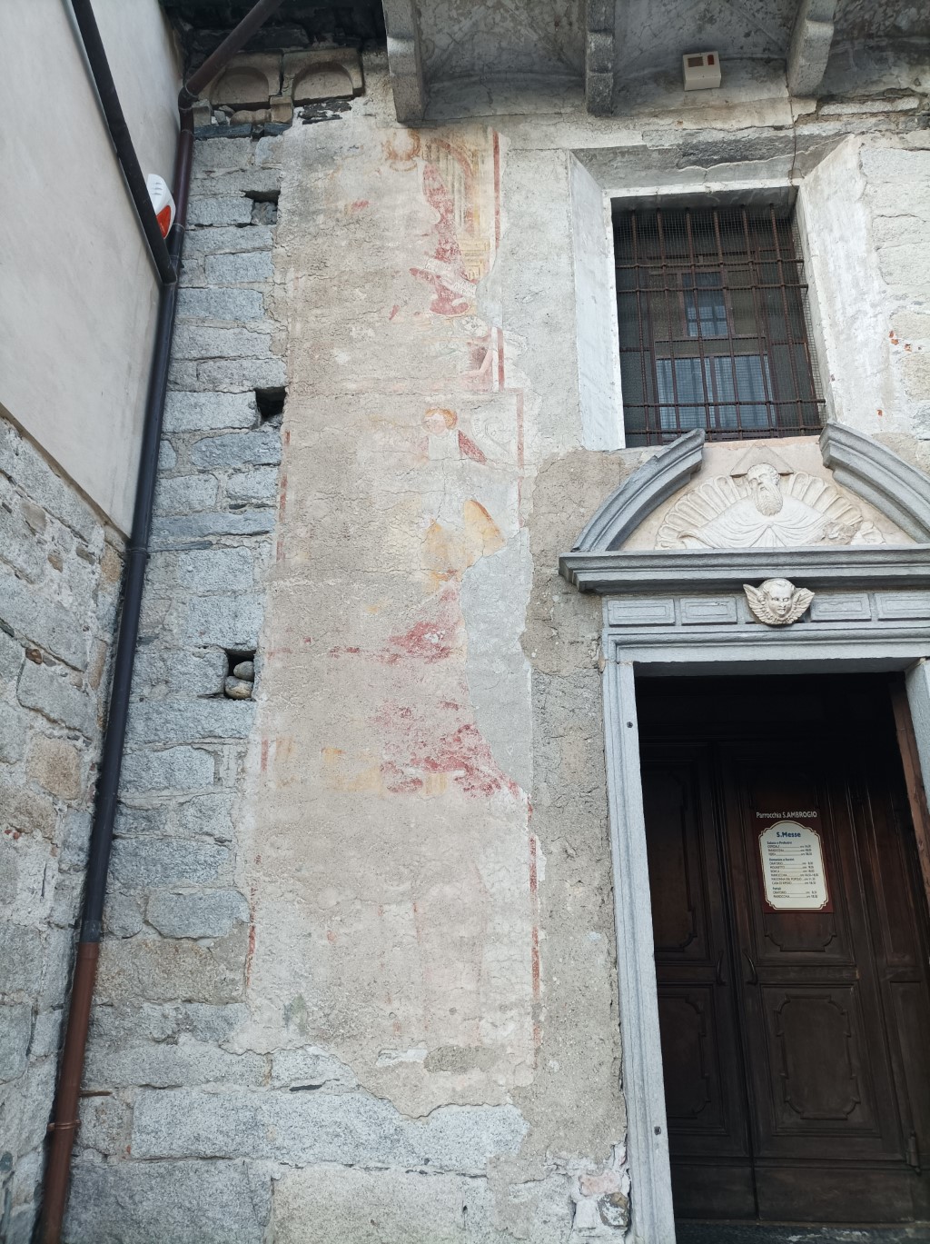Omegna - COLLEGIATA O CHIESA DI SANT'AMBROGIO-Tracce di affreschi