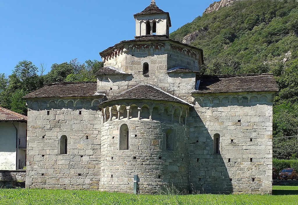 Mergozzo - CHIESA DI SAN GIOVANNI BATTISTA-Vista e abside